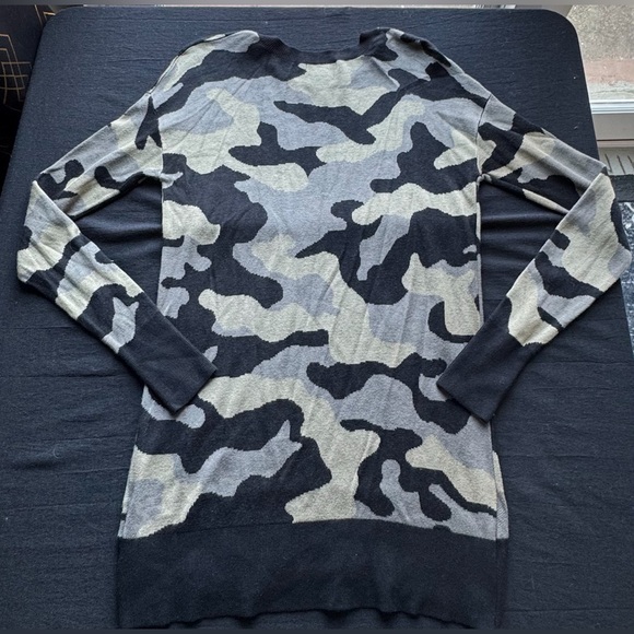 Isaac Mizrahi NY Women’s Camo Sweater Size Medium - Picture 2 of 2